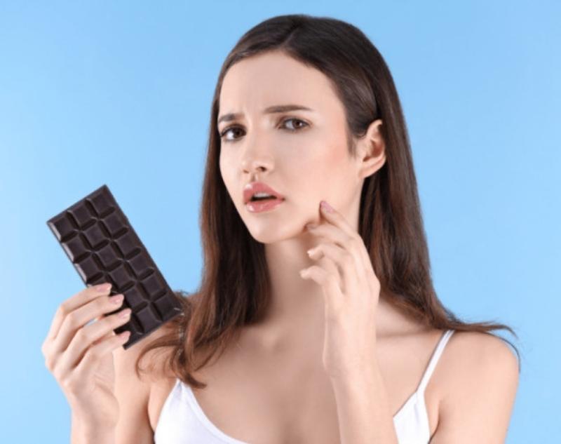 không nên ăn socola khi bị viêm da